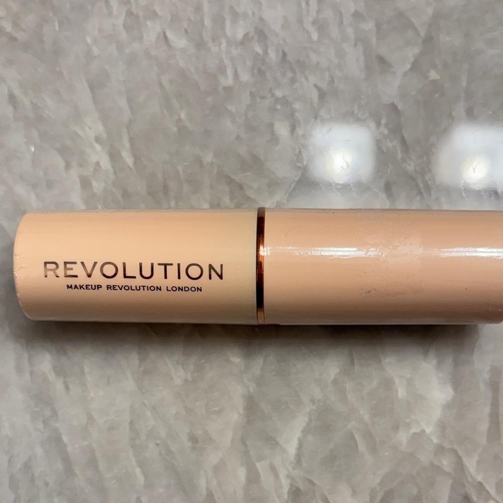 Revolution Dual-Ended Concealer Stick in Beige